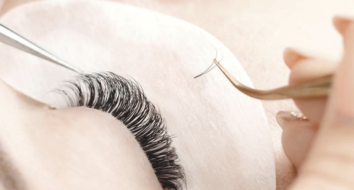 adding-depth-and-dimension-using-3d-volume-eyelash-extensions-4